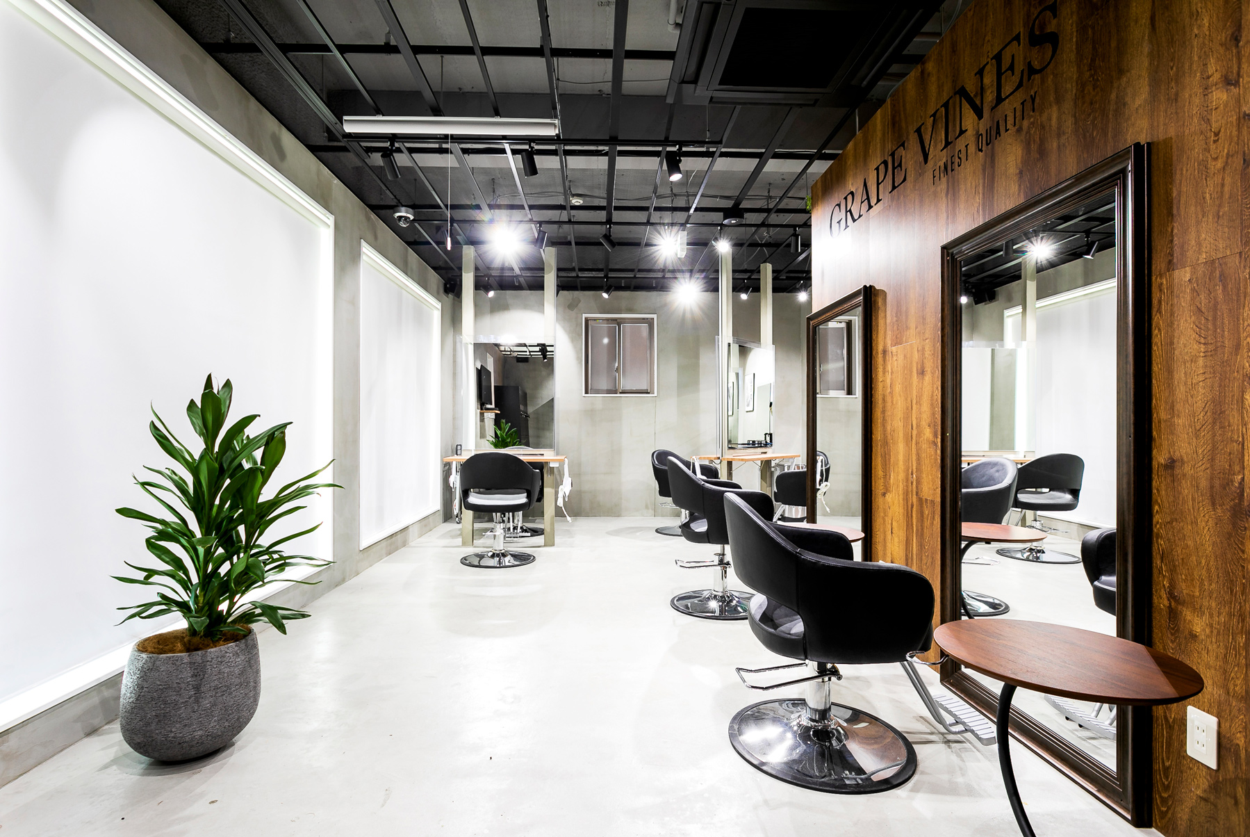 GRAPE VINES 辻堂店の明るい店内