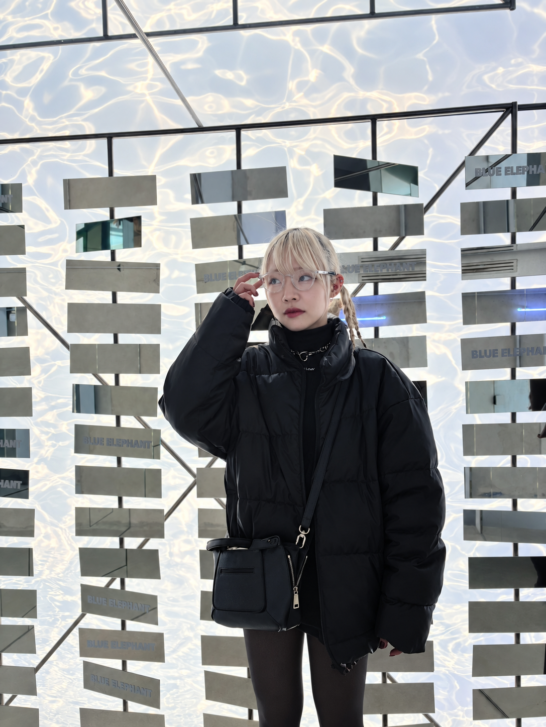 明るい鏡の空間で撮影したファッションポートレート