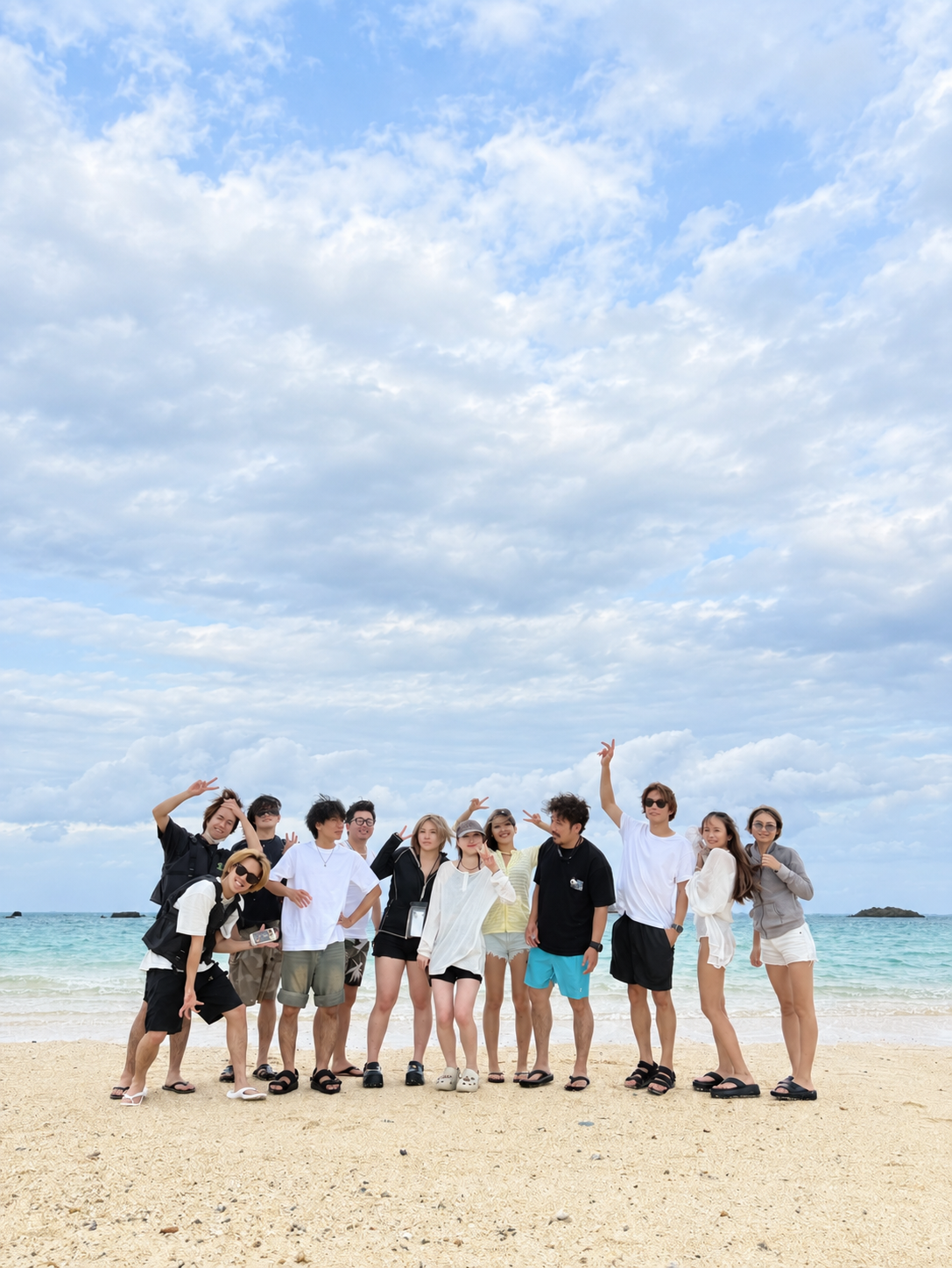 海辺でのスタッフ集合写真