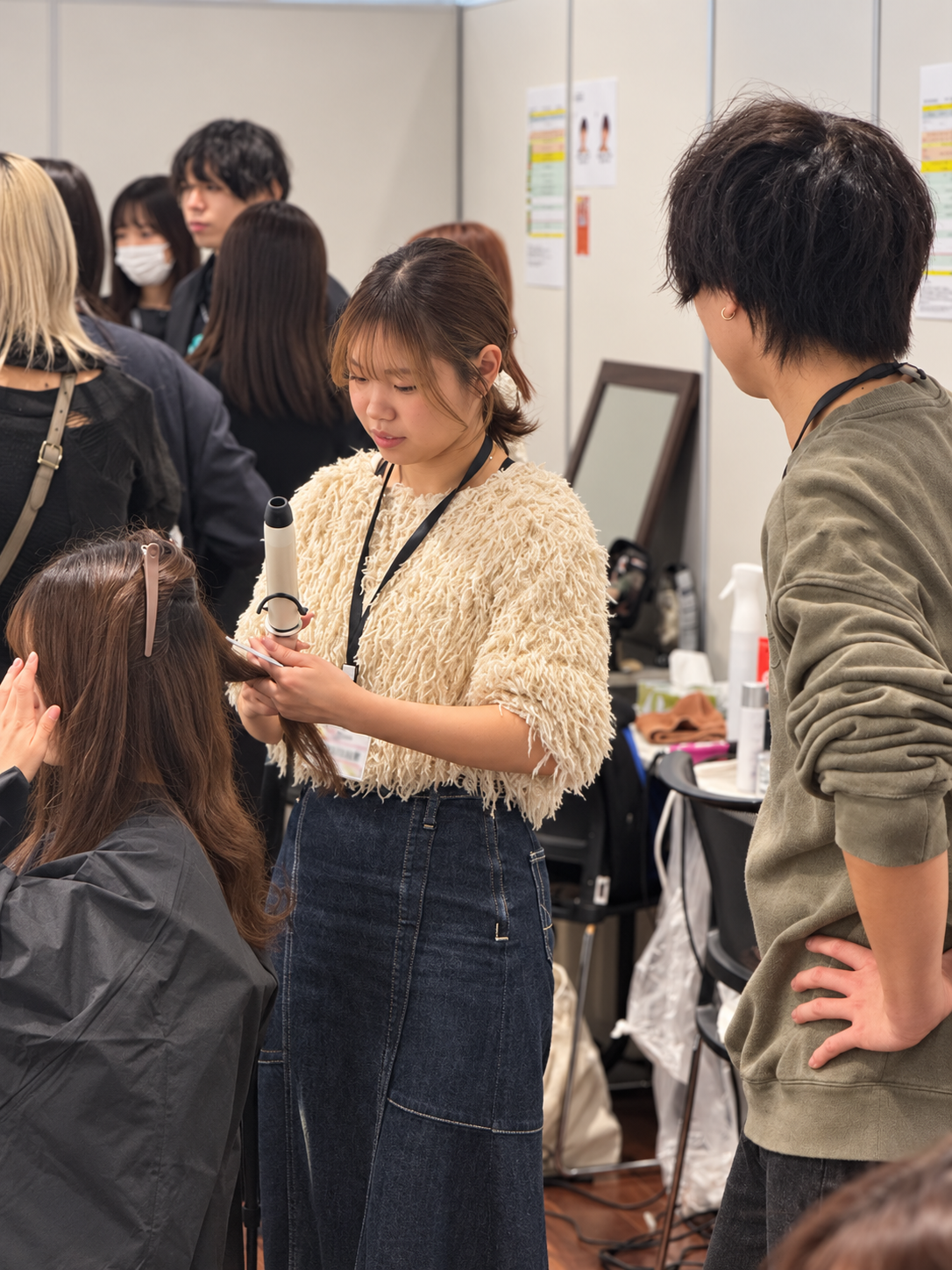 ヘアアイロンを使ったスタイリングの様子