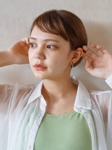 ヘア・アイラッシュ・ネイル「グレープバイン / レミア」のヘアスタイル「クールショートボブ/オン眉」