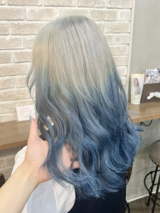 ヘア・アイラッシュ・ネイル「グレープバイン / レミア」のヘアスタイル「ホワイトブルーグラデーション」