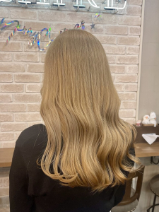 ヘア・アイラッシュ・ネイル「グレープバイン / レミア」のヘアスタイル「ハニーベージュ」